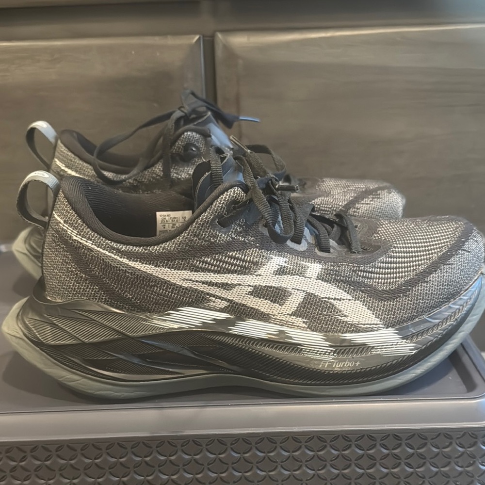 ASICS Superblast Black/Silver Men 5/ Women 6.5